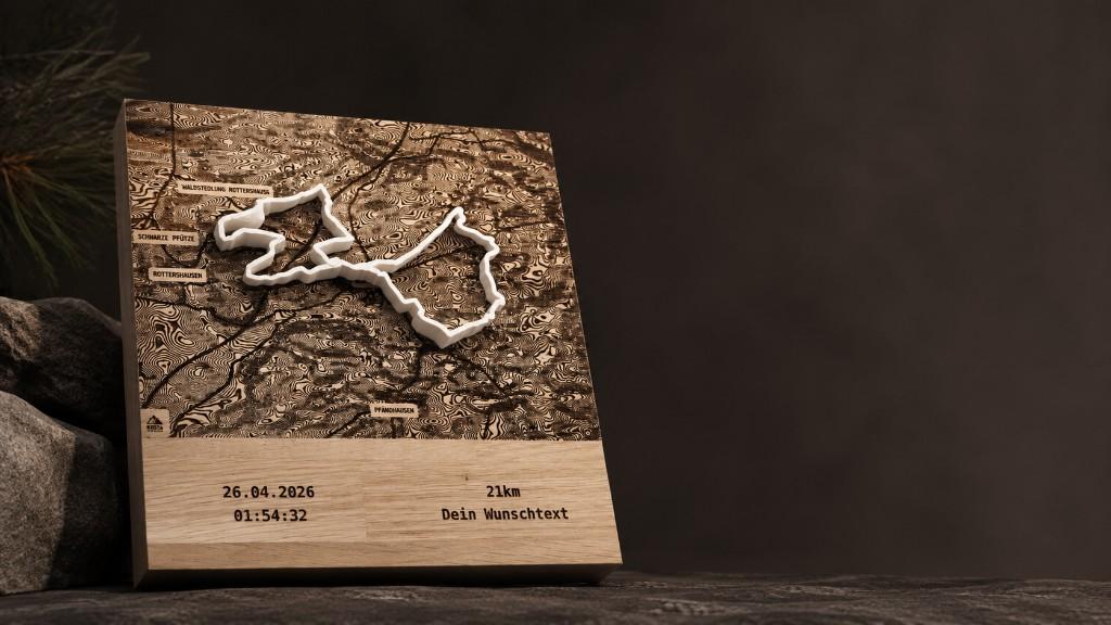 Individuell gestaltete topografische Wanderkarte aus Holz mit Laser-Gravur und 3D-Track